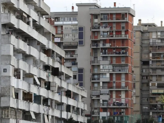 two dead 13 injured in balcony collapse in naples photo the local italy